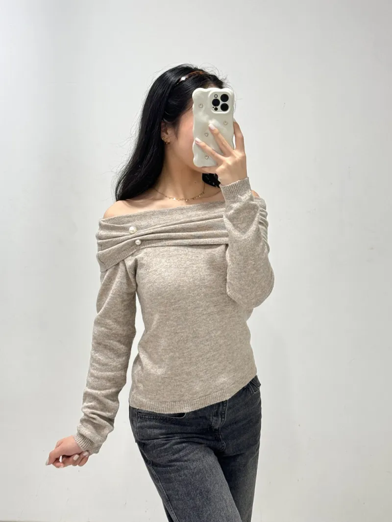Pullover mit Bardot-Kragen und Perlenbrosche
