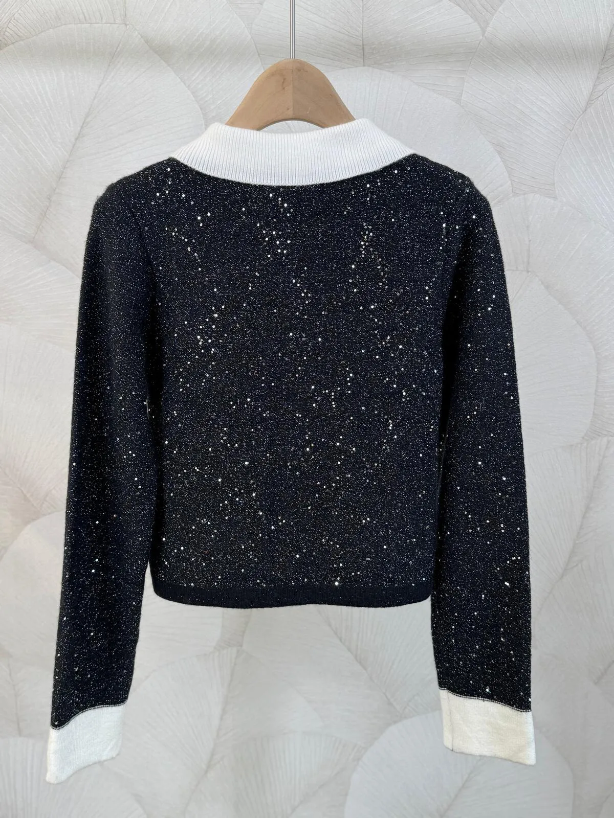 Schicker Cardigan mit kontrastierendem Kragen und eleganten Abschlüssen